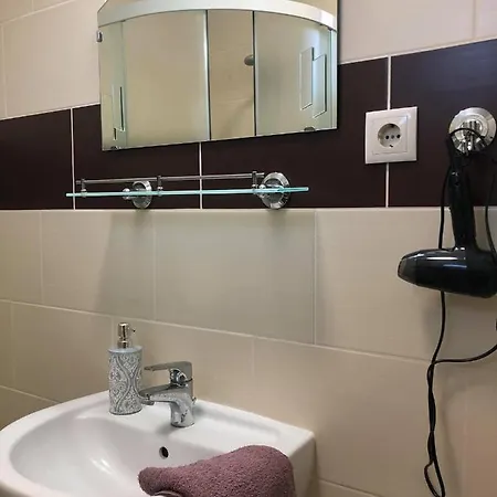 Sara Vendeghaz היידובסרמן