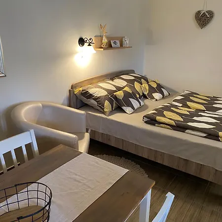 Sara Vendeghaz Apartment *