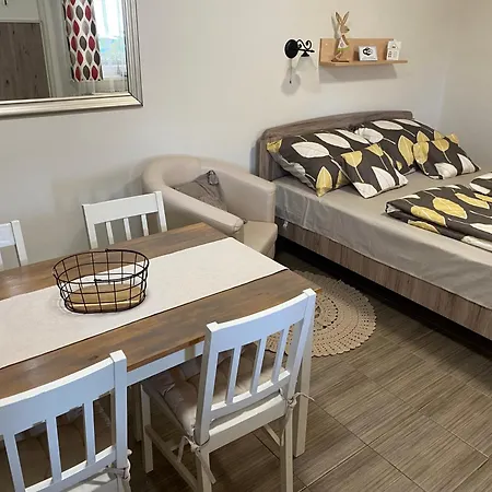 Sara Vendeghaz Apartment *