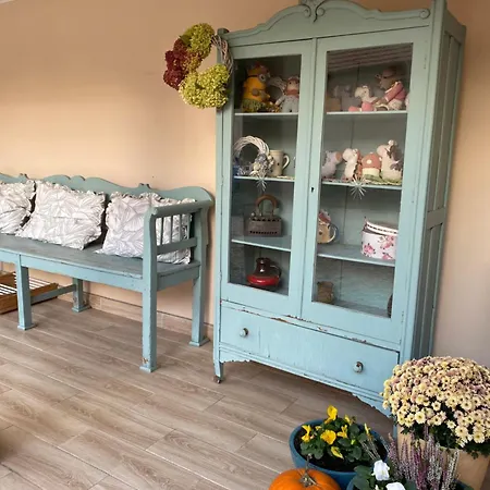 Sara Vendeghaz דירה *